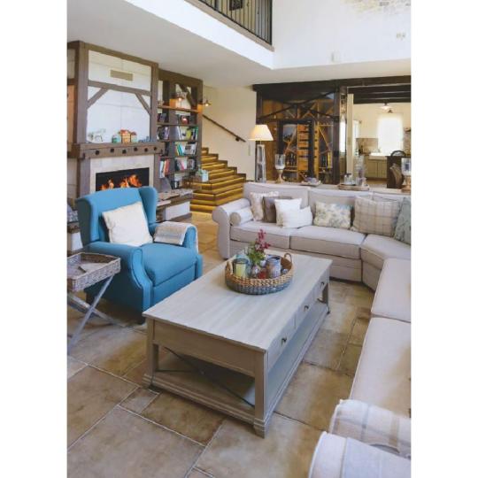 rustikalne mediteranske interierovy obchod budapest vintage tapacirovany nabytok obklad lampa obyvacka zariadenie vizualny dizajn.jpg